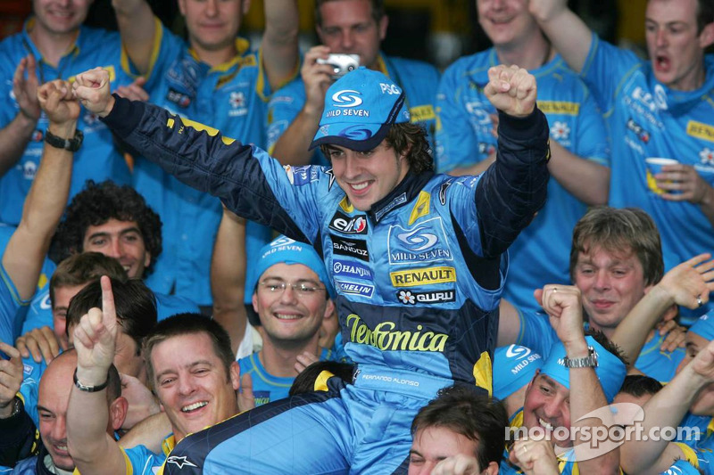 Formel-1-Weltmeister Fernando Alonso feiert mit dem Renault-Team