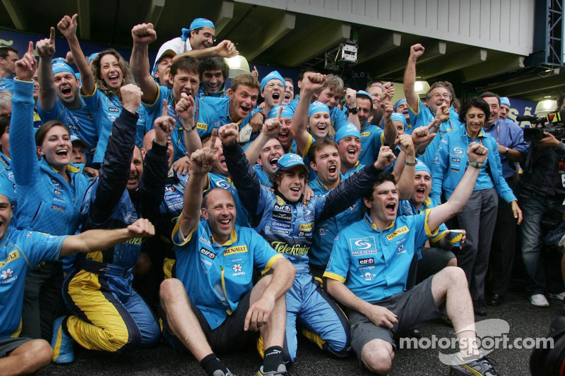 Campeón del Mundo 2005 Fernando Alonso celebra con los miembros del equipo Renault F1