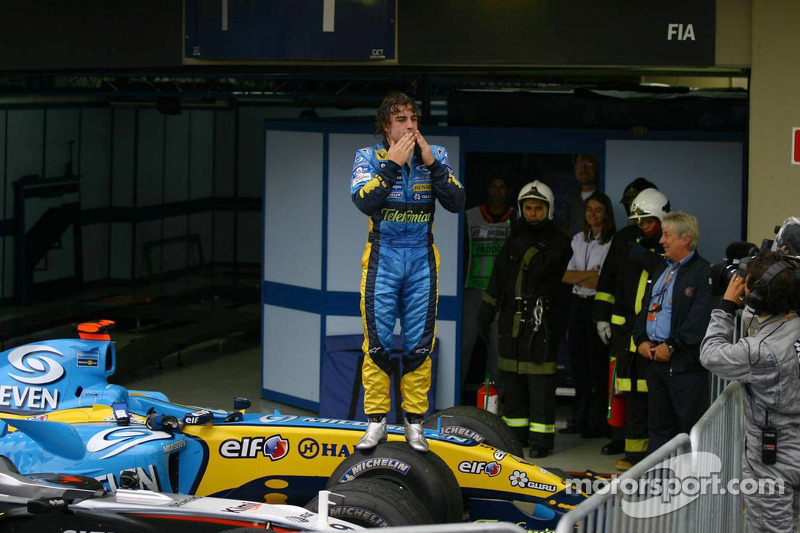 Fernando Alonso jubelt