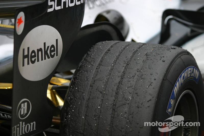 2005 também foi o penúltimo ano com fabricantes de pneus distintas (na época, Michelin e Bridgestone). De 2007 para cá, a categoria conta com só um fornecedor.