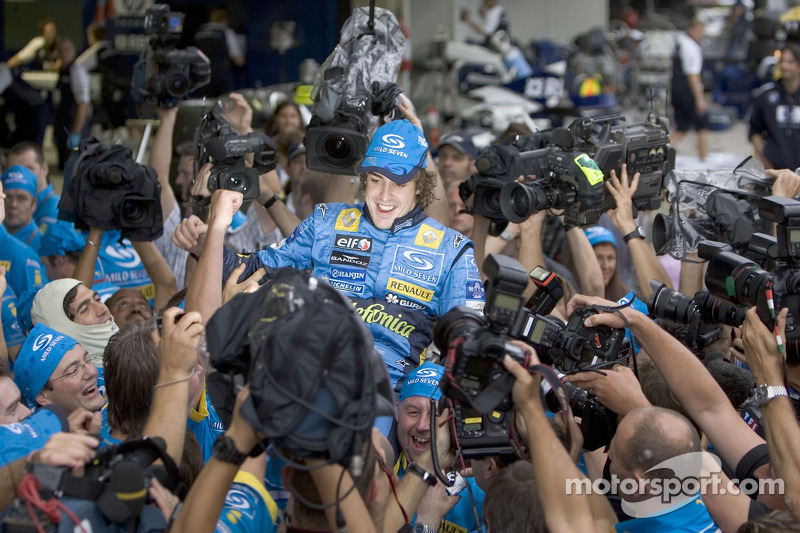 Campeón del Mundo 2005 Fernando Alonso celebra con los miembros del equipo Renault F1