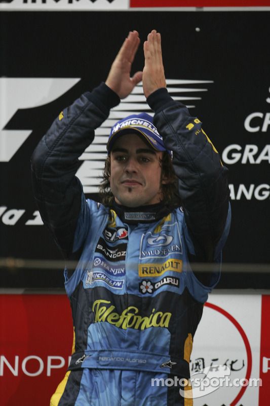 Podio: ganador de la carrera Fernando Alonso celebra