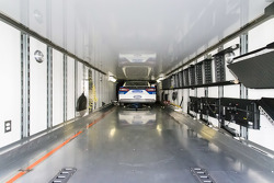 El auto de Ricky Stenhouse Jr del equipo Roush Fenway Racing, se carga en el transporte para ir a D