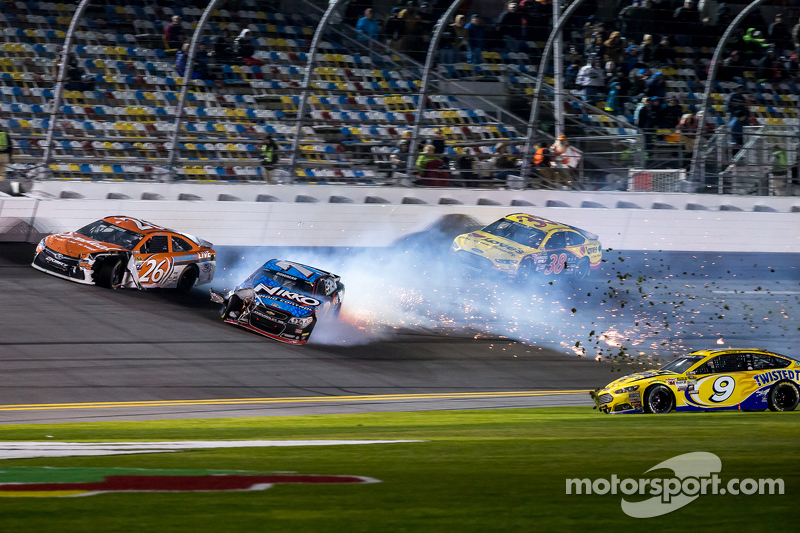 Sam Hornish jr., Richard Petty Motorsports, Ford; Alex Bowman, Tommy Baldwin Racing; Jeb Burton, BK 