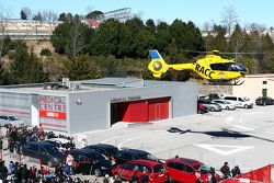 Fernando Alonso, McLaren, es transportado en helicóptero 