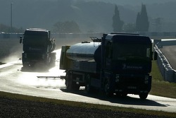 Tanklaster bewässern die Strecke in Jerez für Michelin-Reifentests