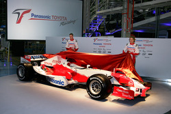 Ralf Schumacher und Jarno Trulli enthüllen den TF106