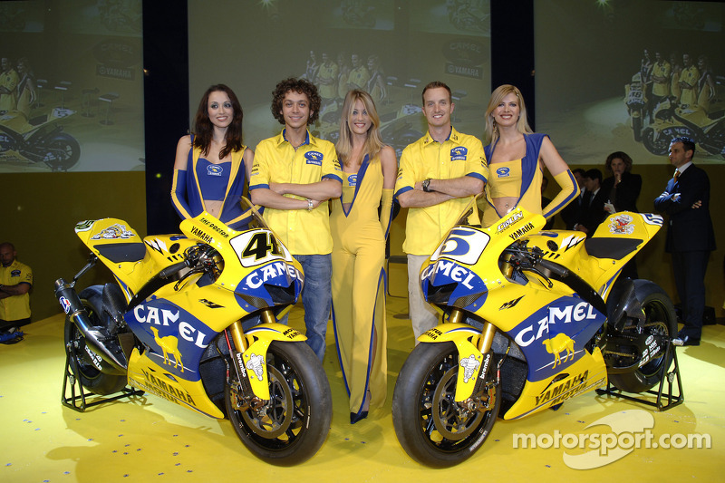 Valentino Rossi y Colin Edwards con la Camel Yamaha M1 2006