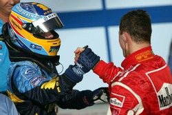 Fernando Alonso félicité par Michael Schumacher