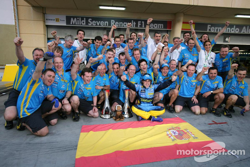 Ganador de la carrera Fernando Alonso celebra con los miembros del equipo Renault F1