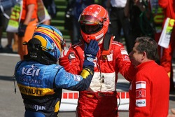 Yarış galibi Michael Schumacher kutlama yapıyor ve Fernando Alonso