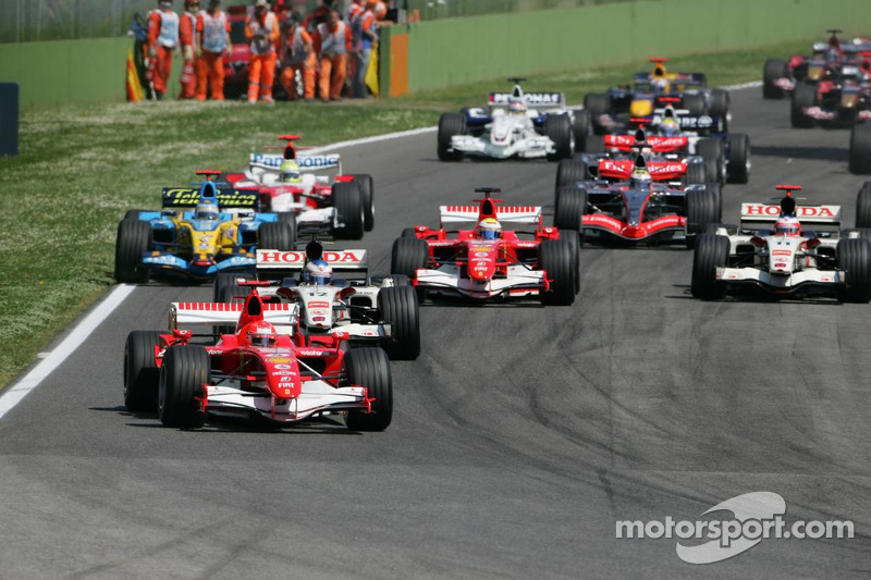 Start: Michael Schumacher pakt de leiding