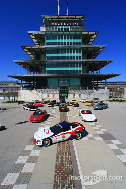 La 2006 Chevrolet Corvette Z06 devant un groupe de véhicules Chevrolet pour chauffer les Indianapoli