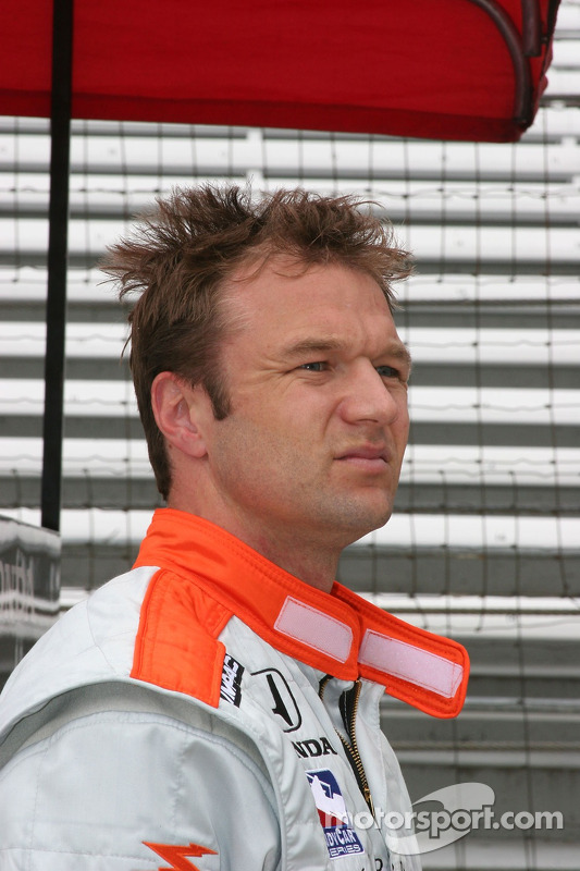Townsend Bell regarde le tête-à-queue de Buddy Rice sur l'écran géant