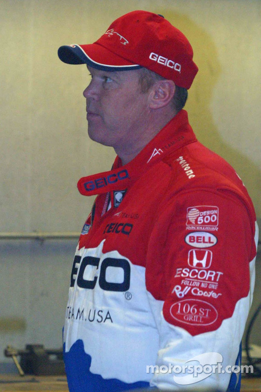 Al Unser Jr. Regarde le travail sur sa voiture