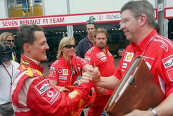 Michael Schumacher celebra con Ross Brawn