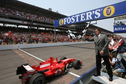 Michael Schumacher se lleva la bandera a cuadros
