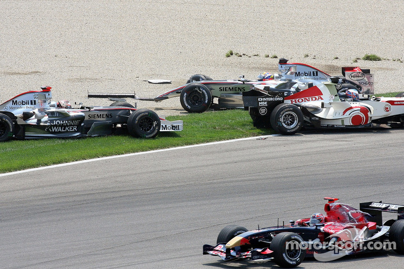 ... sein Toro-Rosso-Teamkollege Vitantonio Liuzzi davon kommt.