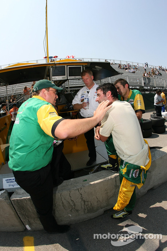 Alex Tagliani discute avec ses ingénieurs