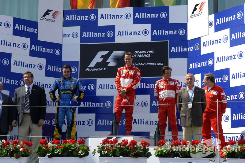 Podium: le vainqueur Michael Schumacher avec Fernando Alonso et Felipe Massa