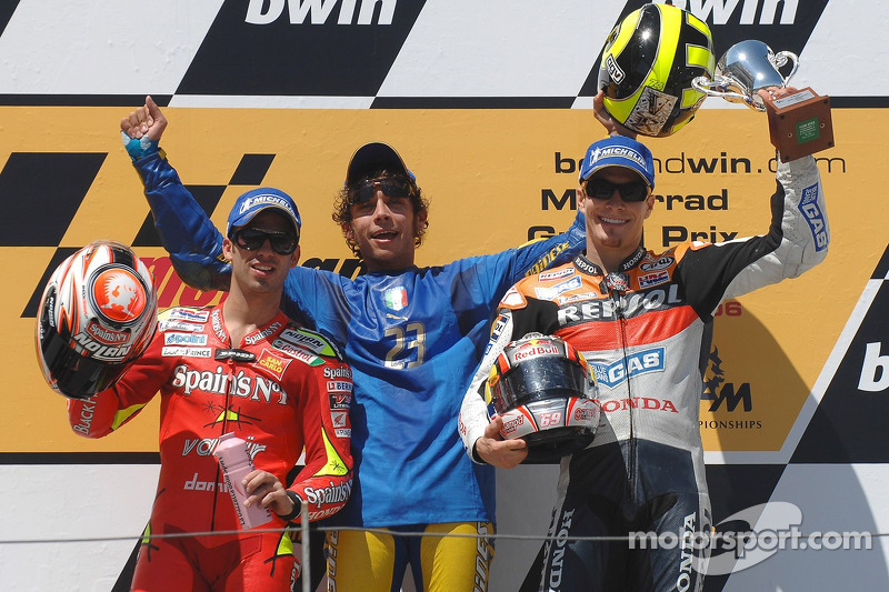 Podium: le vainqueur de la course Valentino Rossi avec Marco Melandri et Nicky Hayden