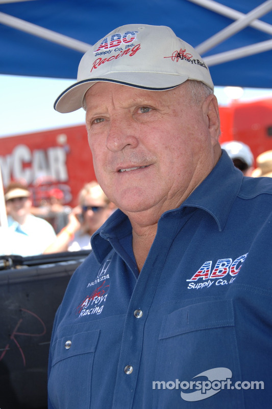 A.J. Foyt donne une commande pour démarrer les moteurs