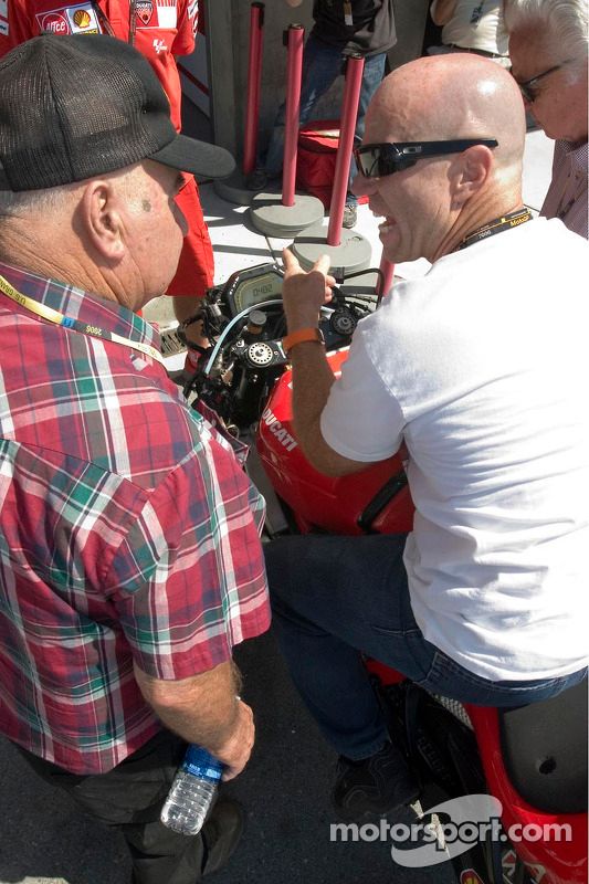 Randy Mamola desprotege su biplaza