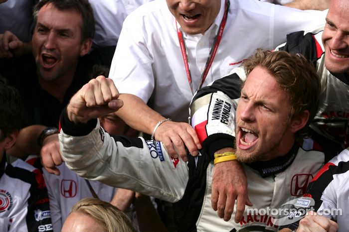 Ganador de la carrera Jenson Button celebra con los miembros del equipo Honda Racing F1