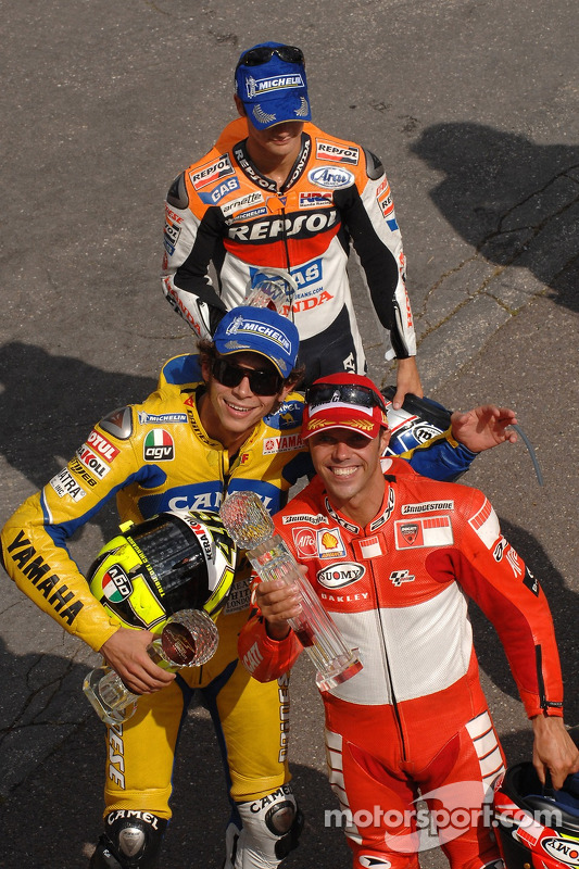 Podio: gandor de la carrera Loris Capirossi con Valentino Rossi y Dani Pedrosa