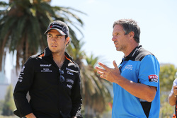 (De izquierda a derecha): Sergio Pérez, Sahara Force India F1 Team juega críquet en Albert Park con Brad Hodge, Internacional Jugador de críquet