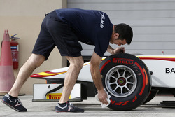 Механик очищает колеса на машине Рио Харьянто, Campos Racing