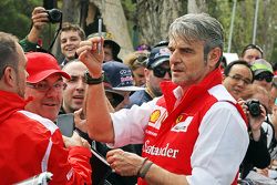 Maurizio Arrivabene, Ferrari equipo Principal firman autógrafos para los aficionados