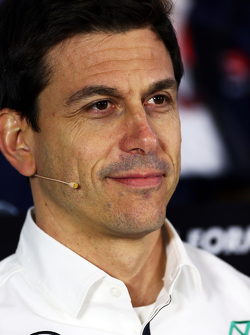 Toto Wolff, Mercedes AMG F1 Accionista y Director Ejecutivo en la Conferencia de prensa de la FIA
