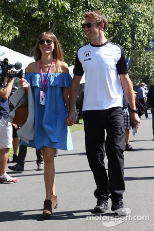 Jenson Button, McLaren, con su esposa,  Jessica Button