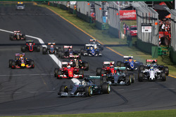 Lewis Hamilton, Mercedes AMG F1 W06 si dirige alla partenza della gara