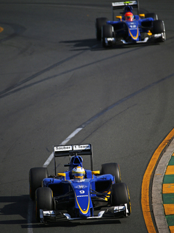 Marcus Ericsson, Sauber C34 devant son équipier Felipe Nasr, Sauber C34