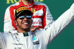 El ganador de la carrera, Lewis Hamilton, Mercedes AMG F1, celebra en el podio