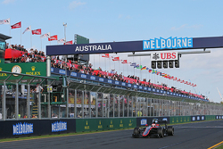 Jenson Button, McLaren MP4-30 passe sous le drapeau à damiers à la fin de la course