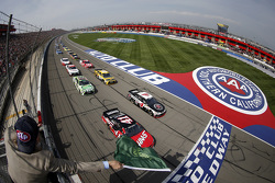 Start: Kurt Busch, Stewart-Haas Racing Chevrolet, leidt