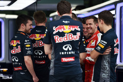 Sebastian Vettel, Ferrari visita el garaje de Red Bull Racing