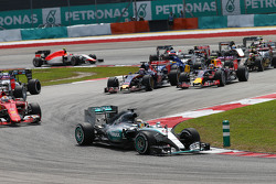 Lewis Hamilton, Mercedes AMG F1 W06 mène au départ