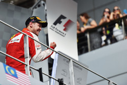 Race winner Sebastian Vettel, Ferrari Celebra en el podio