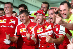 Race winner Sebastian Vettel, Ferrari celebrates with the team