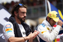 Фернандо Алонсо McLaren с другими пилотами во время исполнения национального гимна