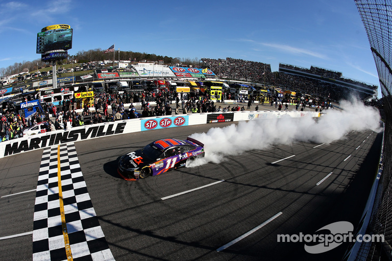 1. Denny Hamlin, Joe Gibbs Racing, Toyota, feiert