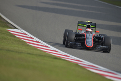 Jenson Button, McLaren MP4-30 avec de la peinture flow-vis