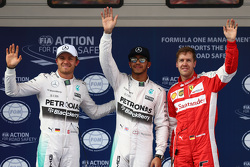 Le deuxième, Nico Rosberg, Mercedes F1, le poleman, Lewis Hamilton, Mercedes F1 et le troisième, Sebastian Vettel, Ferrari