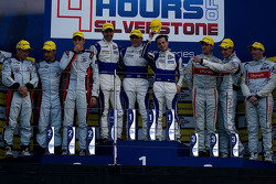 Podium : les deuxièmes Simon Dolan, Filipe Albuquerque , Harry Tincknell, les vainqueurs Bjorn Wirdheim, Jon Lancaster, Gary Hirsch, les troisièmes Tristan Gommendy, Pierre Thiriet, Ludovic Badey
