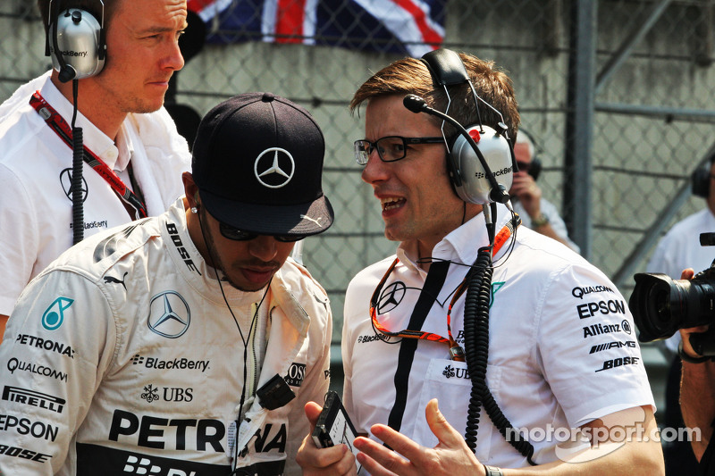 Lewis Hamilton, Mercedes AMG F1 bersama Peter Bonnington, Mercedes AMG F1 Race Engineer