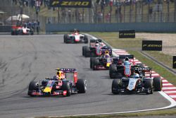 Daniil Kvyat, Red Bull Racing RB11 y Sergio Perez, Sahara Force India F1 VJM08 luchan por la posición 